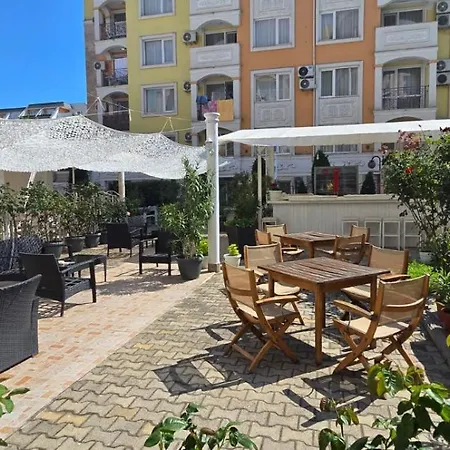 Vanilla Garden מלון דירות 3*